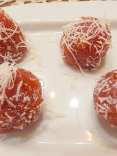 Una foto de Bocados de membrillo con parmesano rallado