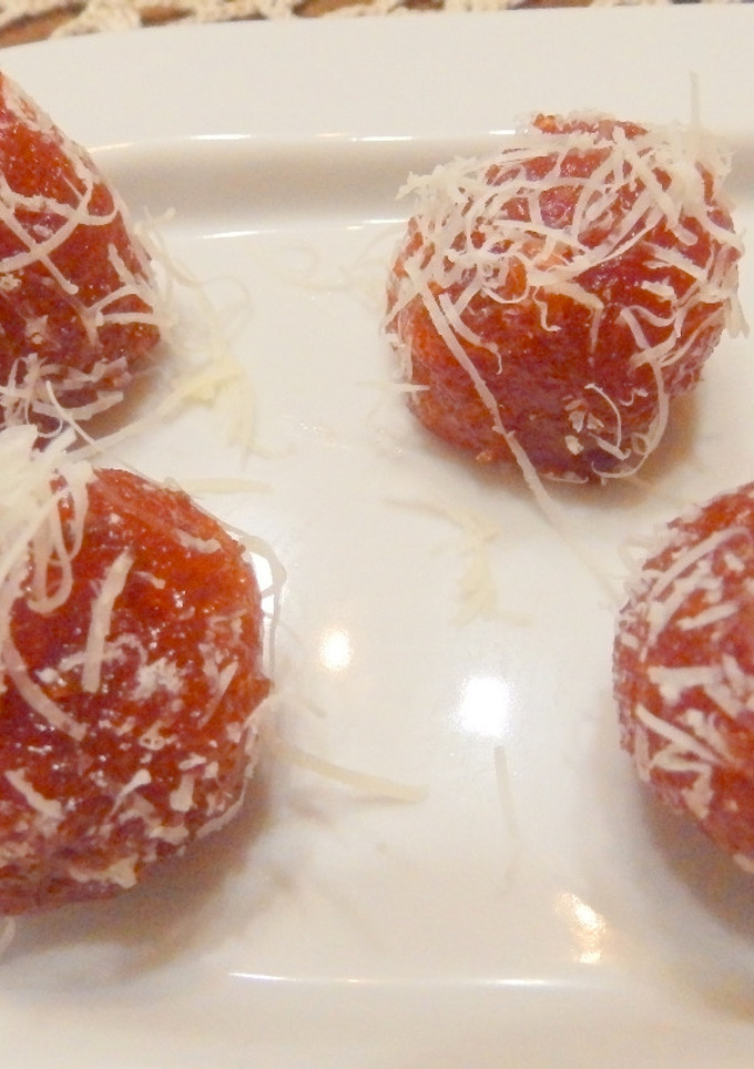 Una foto de Bocados de membrillo con parmesano rallado