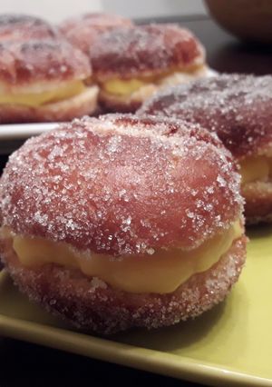 Una foto de Berlinas caseras de crema o Pilotes de frare
