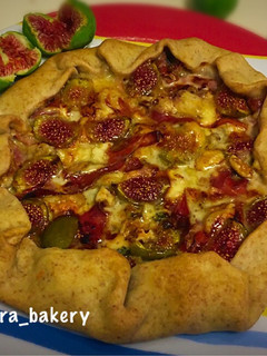 Foto di Galette ai fichi,gorgonzola, prosciutto, noci e mozzarella