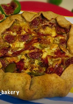 Foto di Galette ai fichi,gorgonzola, prosciutto, noci e mozzarella