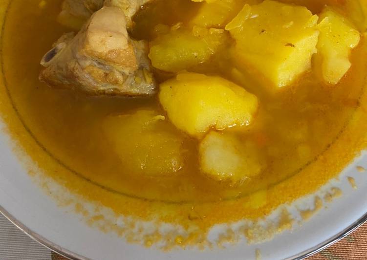 Patatas guisadas con costillas