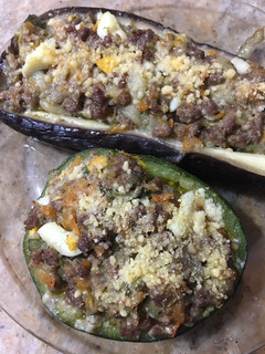 Una foto de Berenjenas y zapallitos rellenos, picada, verdeo y verduras