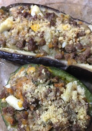 Una foto de Berenjenas y zapallitos rellenos, picada, verdeo y verduras