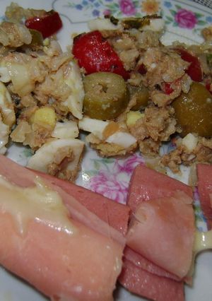 Una foto de Ensaladaarco iris ( de arroz con atun ) y salchichas rellenas!!!!