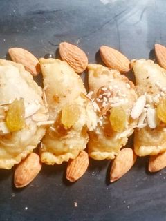 सेव गुलकंद स्टफ्ड गुजिया (Sev Gulkand stuffed Gujiya recipe in Hindi) रेसिपी मुख्य फोटो