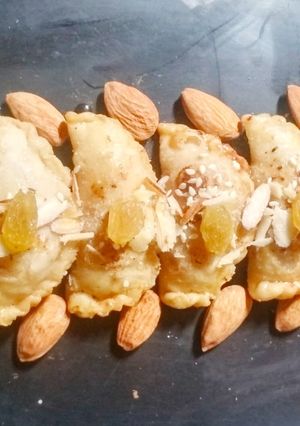 सेव गुलकंद स्टफ्ड गुजिया (Sev Gulkand stuffed Gujiya recipe in Hindi) रेसिपी मुख्य फोटो