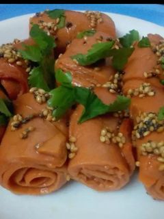 બીટ ની ખાંડવી (Beetroot Khandvi Recipe In Gujarati) રેસીપી મુખ્ય ફોટો