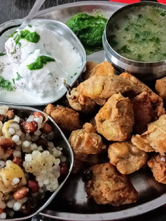 साबूदाने की खिचड़ी(व्रत थाली) (Sabudane ki Khichadi(Vrat thali) recipe in hindi) रेसिपी मुख्य फोटो