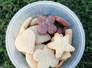 Una foto de galletas de naranja con manteca