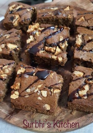 वॉल्नट ब्राउनी विद चॉकलेट सॉस (chocolate brownie with chocolate sauce recipe in Hindi) रेसिपी मुख्य फोटो