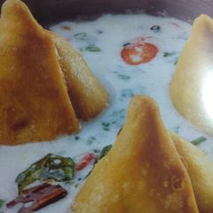 A picture of Samosa kadhi chaat.