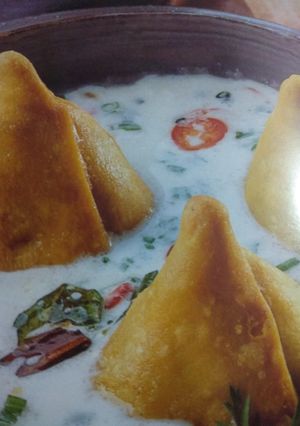 A picture of Samosa kadhi chaat.