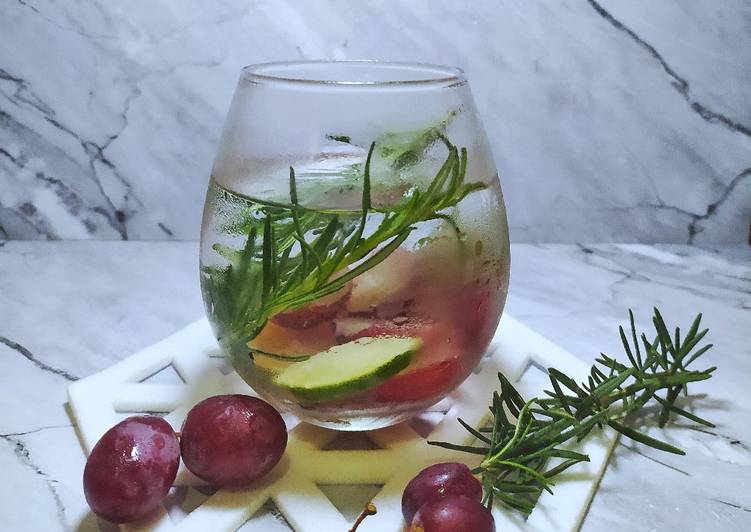 Resep Infused Water Grape, Lime &amp; Rosemary Super Lezat