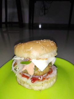 બર્ગર (Burgar Recipe In Gujarati) રેસીપી મુખ્ય ફોટો