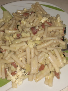 Una foto de Macarrones con bechamel y salchicha