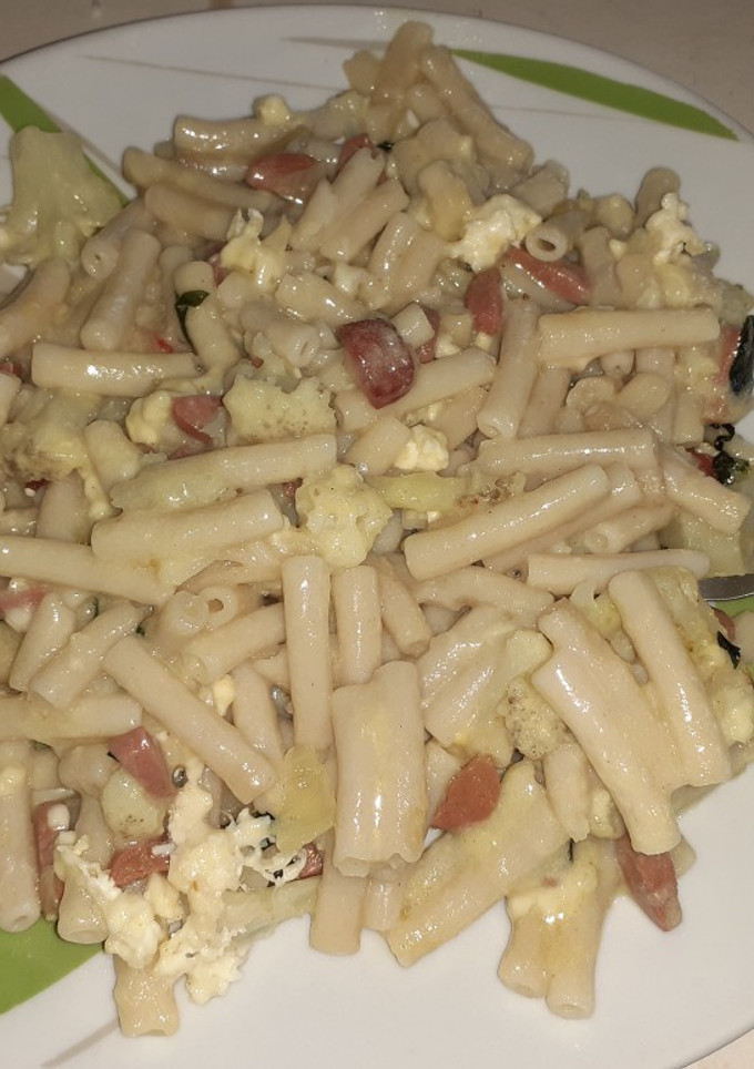Una foto de Macarrones con bechamel y salchicha