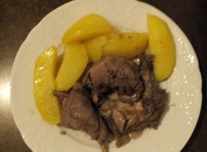 Foto de Coelho estufado com batata cozida