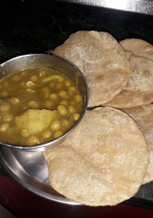 पूरी छोला (puri chola recipe in Hindi) रेसिपी मुख्य फोटो