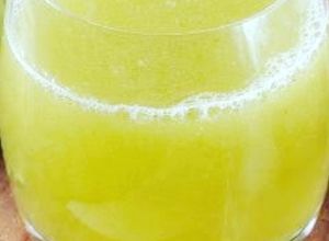 Una foto de Agua de lechuga con limón
