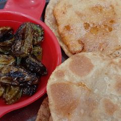 A picture of Aloo Poori with khatti mirch.