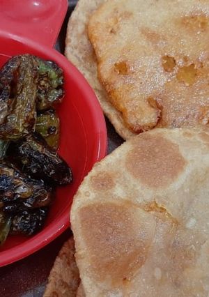 A picture of Aloo Poori with khatti mirch.