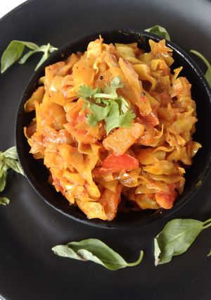 કોબીજ બટાકા નું શાક (Cabbage Bataka Shak Recipe In Gujarati) રેસીપી મુખ્ય ફોટો
