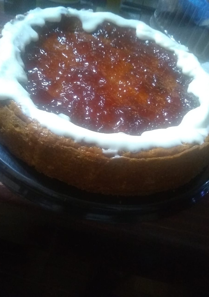 Una foto de Pay de queso Philadelphia decorado con mermelada de su preferencia