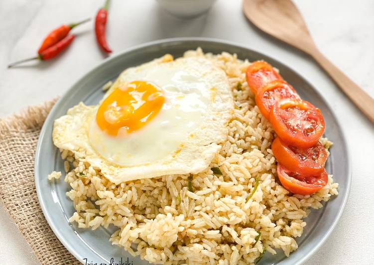 Bagaimana Menyiapkan Nasi goreng daun jeruk yang Menggugah Selera