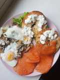 Bagel avec oeufs aux champignons, saumon fumé et cottage cheese