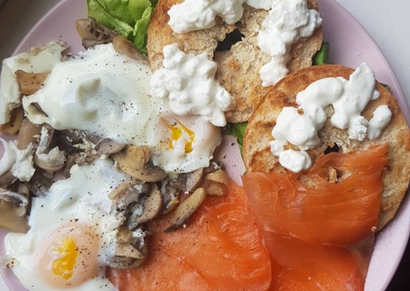 Bagel avec oeufs aux champignons, saumon fumé et cottage cheese
