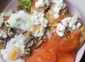 Une photo de Bagel avec oeufs aux champignons, saumon fumé et cottage cheese