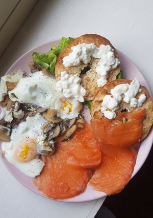 Une photo de Bagel avec oeufs aux champignons, saumon fumé et cottage cheese