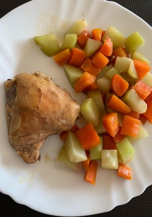 Una foto de Pollo con verduras muy sencillo y con muy pocos ingredientes