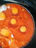 Huevos a la flamenca con chorizo y chicharrones