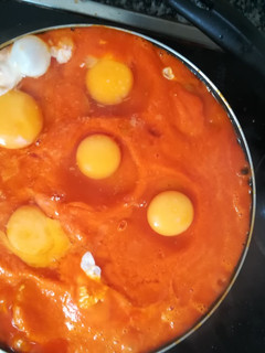 Una foto de Huevos a la flamenca con chorizo y chicharrones