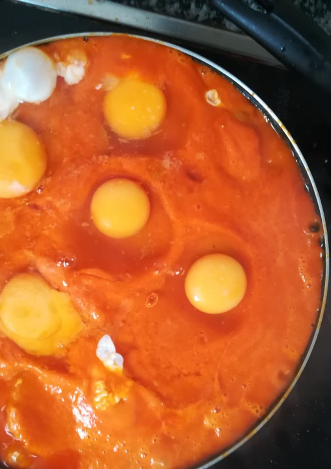 Una foto de Huevos a la flamenca con chorizo y chicharrones