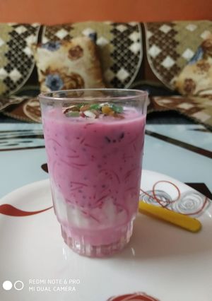 A picture of Strawberry faluda.