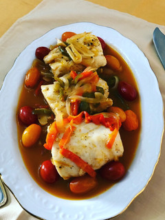 Foto principal de Merluza en salsa con verduras y tomate cherry