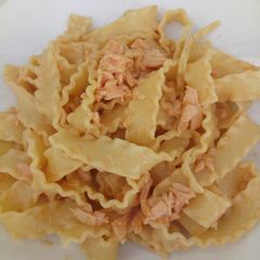 A picture of Pasta with smoked salmon and cream.