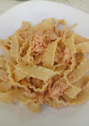 A picture of Pasta with smoked salmon and cream.