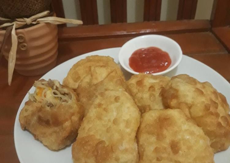 Martabak isi mie dan daging pedas