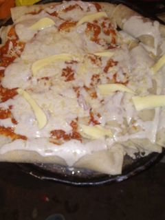 Una foto de Canelones de carne, salsa blanca y roja