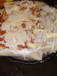 Una foto de Canelones de carne, salsa blanca y roja