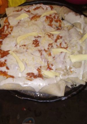 Una foto de Canelones de carne, salsa blanca y roja