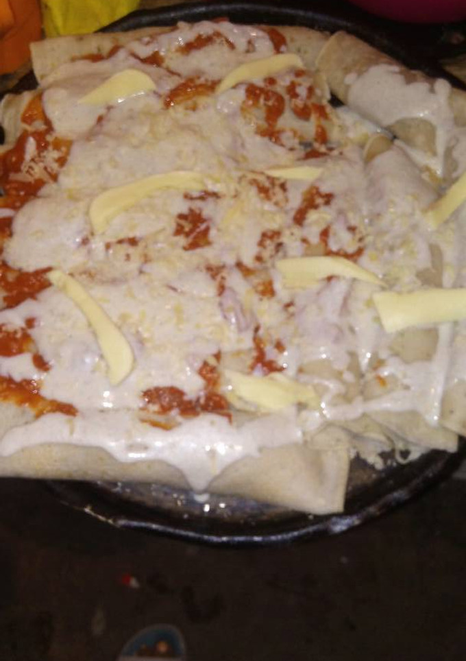 Una foto de Canelones de carne, salsa blanca y roja