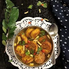 A picture of Tomato Rasam Vada.