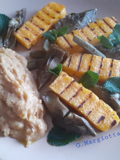 Foto di Polenta alla piastra con carciofi e purea di ceci