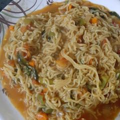 A picture of Spicy maggie with lots of veggies.
