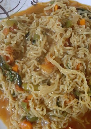 A picture of Spicy maggie with lots of veggies.